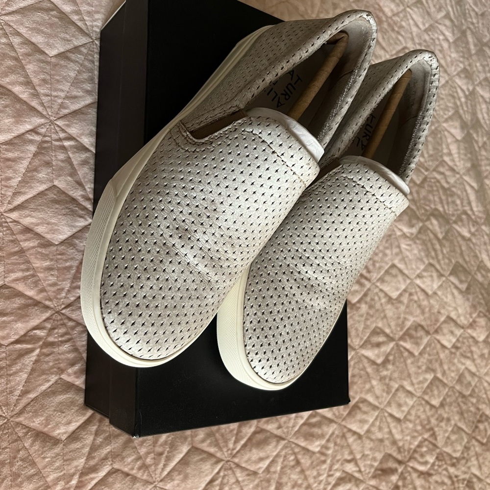 Brand new 7.5 Naturalizer slip ons